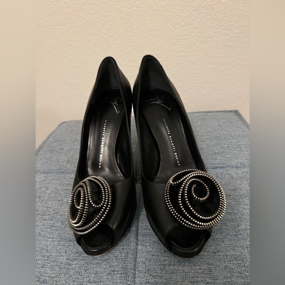 Black pumps